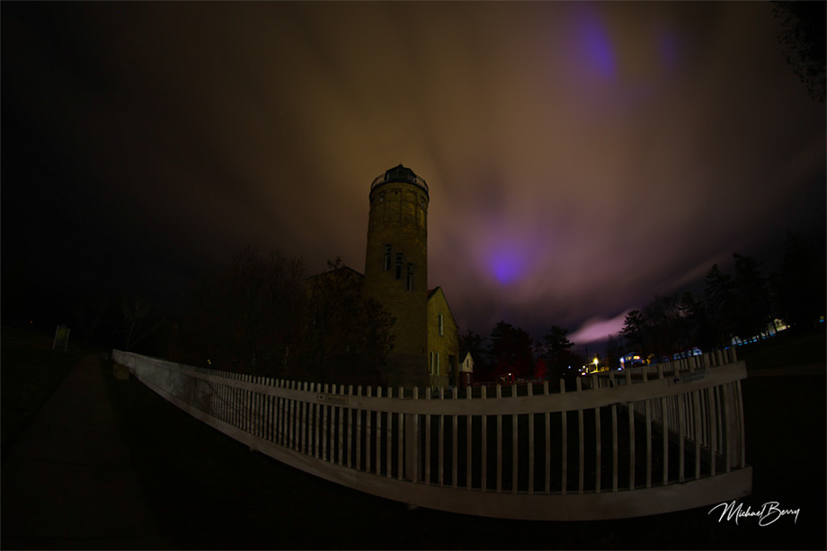 2S0A3462MackanacLighthouseNorthernLights-GL